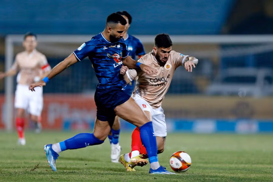 Trung vệ ngoại Jairo Rodrigues chưa đáp ứng được sự kỳ vọng. Ảnh: MINH TÚ Trung vệ ngoại Jairo Rodrigues chưa đáp ứng được sự kỳ vọng. Ảnh: MINH TÚ