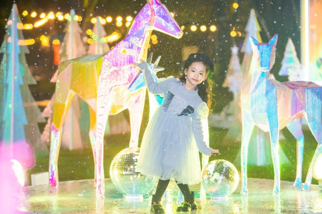 Khu rừng pha lê bên rực rỡ sắc màu là nơi ghi lại những kỉ niệm cha mẹ dành cho con