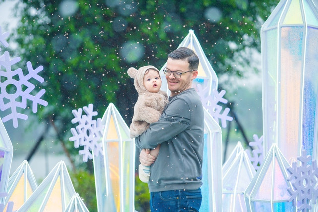 Em bé 6 tháng tuổi được bố đưa đi check-in khu rừng pha lê bên hồ thiên nga