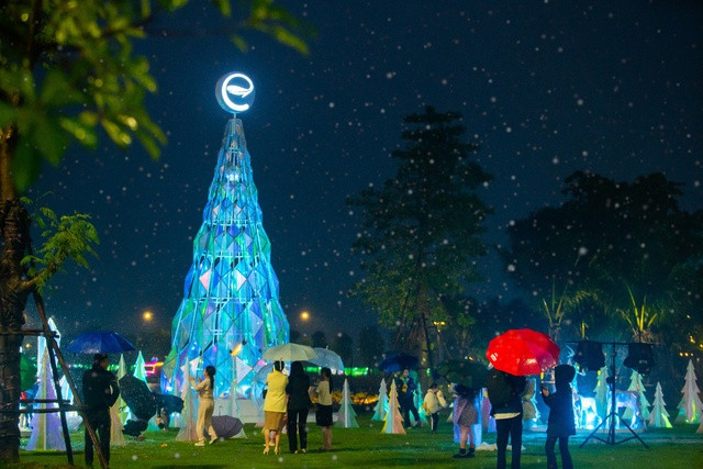 Ánh sáng rực rỡ của khu rừng pha lê làm sáng bừng một vùng trời