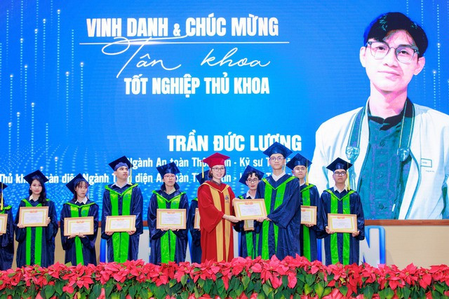 Thủ khoa kép Trần Đức Lương đã trở thành thần tượng của nhiều sinh viên thế hệ Z. ẢNH: NVCC Thủ khoa kép Trần Đức Lương đã trở thành thần tượng của nhiều sinh viên thế hệ Z. ẢNH: NVCC
