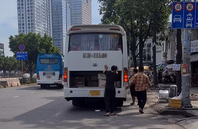 Xe hợp đồng bất chấp biển cấm dừng đón khách, chất hàng hóa tại khu vực ngã tư Hàng Xanh