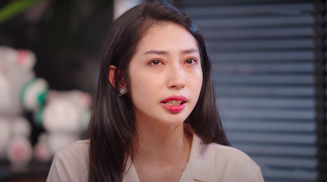 Khổng Tú Quỳnh nghẹn ngào khi kể về giai đoạn căng thẳng giữa cô với ba mẹ Khổng Tú Quỳnh nghẹn ngào khi kể về giai đoạn căng thẳng giữa cô với ba mẹ