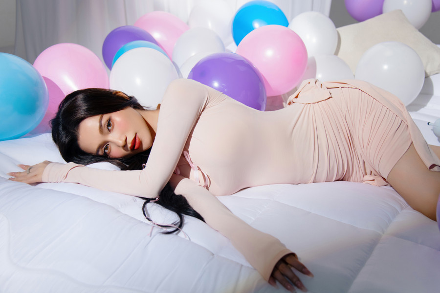 Năm 2023, Sĩ Thanh phát triển công việc kinh doanh và trở thành phó chủ tịch một tập đoàn. Cô nói kinh doanh là “chén cơm" nuôi sống đam mê nghệ thuật, đồng thời chia sẻ: “Tôi nhìn ra được nghệ sĩ làm kinh doanh sẽ có những thuận lợi hơn người bình thường nhưng đó cũng chính là con dao hai lưỡi vì càng được yêu thương thì càng không thể làm ẩu, phạm sai lầm. Tiếng thơm đến nhanh nhưng tiếng xấu đi còn nhanh hơn”, Sĩ Thanh tâm sự. Năm 2023, Sĩ Thanh phát triển công việc kinh doanh và trở thành phó chủ tịch một tập đoàn. Cô nói kinh doanh là “chén cơm" nuôi sống đam mê nghệ thuật, đồng thời chia sẻ: “Tôi nhìn ra được nghệ sĩ làm kinh doanh sẽ có những thuận lợi hơn người bình thường nhưng đó cũng chính là con dao hai lưỡi vì càng được yêu thương thì càng không thể làm ẩu, phạm sai lầm. Tiếng thơm đến nhanh nhưng tiếng xấu đi còn nhanh hơn”, Sĩ Thanh tâm sự.