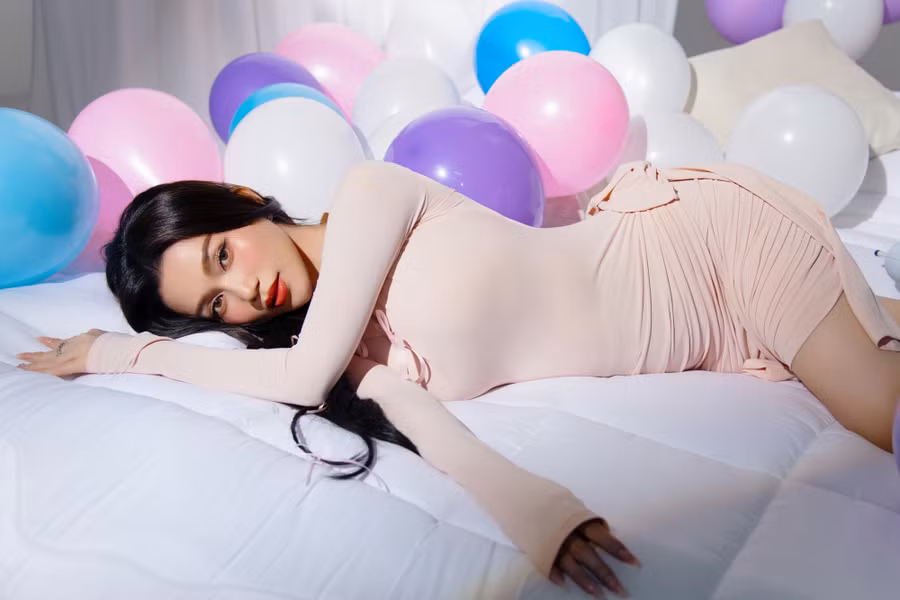 Năm 2023, Sĩ Thanh phát triển công việc kinh doanh và trở thành phó chủ tịch một tập đoàn. Cô nói kinh doanh là “chén cơm" nuôi sống đam mê nghệ thuật, đồng thời chia sẻ: “Tôi nhìn ra được nghệ sĩ làm kinh doanh sẽ có những thuận lợi hơn người bình thường nhưng đó cũng chính là con dao hai lưỡi vì càng được yêu thương thì càng không thể làm ẩu, phạm sai lầm. Tiếng thơm đến nhanh nhưng tiếng xấu đi còn nhanh hơn”, Sĩ Thanh tâm sự. Năm 2023, Sĩ Thanh phát triển công việc kinh doanh và trở thành phó chủ tịch một tập đoàn. Cô nói kinh doanh là “chén cơm" nuôi sống đam mê nghệ thuật, đồng thời chia sẻ: “Tôi nhìn ra được nghệ sĩ làm kinh doanh sẽ có những thuận lợi hơn người bình thường nhưng đó cũng chính là con dao hai lưỡi vì càng được yêu thương thì càng không thể làm ẩu, phạm sai lầm. Tiếng thơm đến nhanh nhưng tiếng xấu đi còn nhanh hơn”, Sĩ Thanh tâm sự.