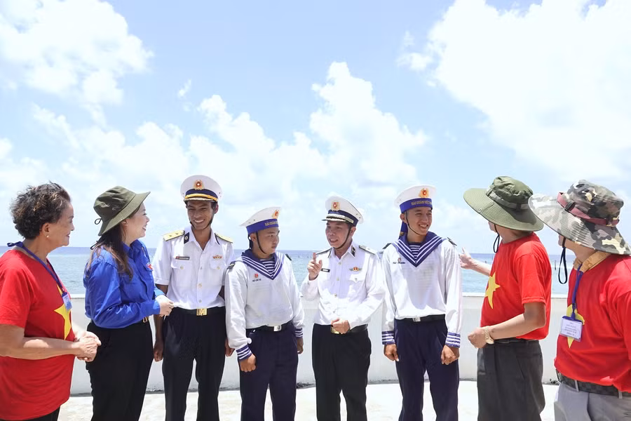 Lãnh đạo Quân chủng Hải quân và kiều bào trò chuyện với cán bộ, chiến sĩ đảo chìm Len Đao. Ảnh: Nguyễn Minh