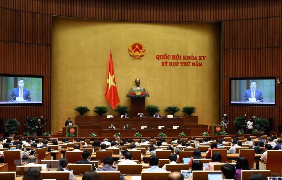 Quốc hội thảo luận ở hội trường về dự kiến Chương trình giám sát của Quốc hội năm 2024. (Ảnh: Doãn Tấn/TTXVN)