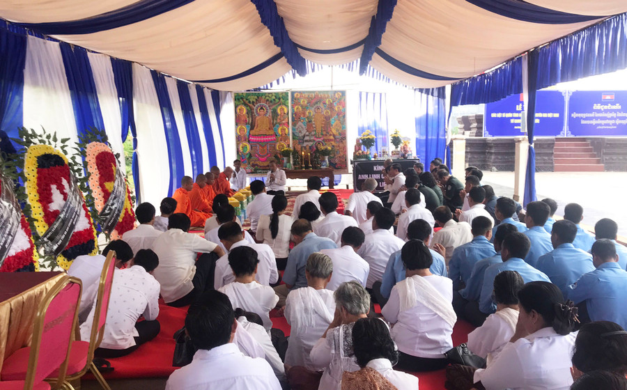 Lễ cầu siêu được tổ chức trang nghiêm theo nghi lễ, phong tục, tập quán của 2 quốc gia Việt Nam và Campuchia. Ảnh: Đoàn Bình Lễ cầu siêu được tổ chức trang nghiêm theo nghi lễ, phong tục, tập quán của 2 quốc gia Việt Nam và Campuchia. Ảnh: Đoàn Bình