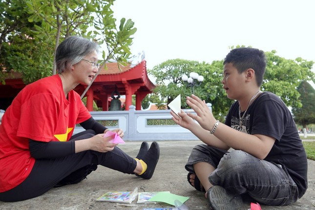 Kiều bào Nhật Bản Higuchi Hoa và một bé trai trên đảo Trường Sa lớn. Ảnh: Nguyễn Minh Kiều bào Nhật Bản Higuchi Hoa và một bé trai trên đảo Trường Sa lớn. Ảnh: Nguyễn Minh