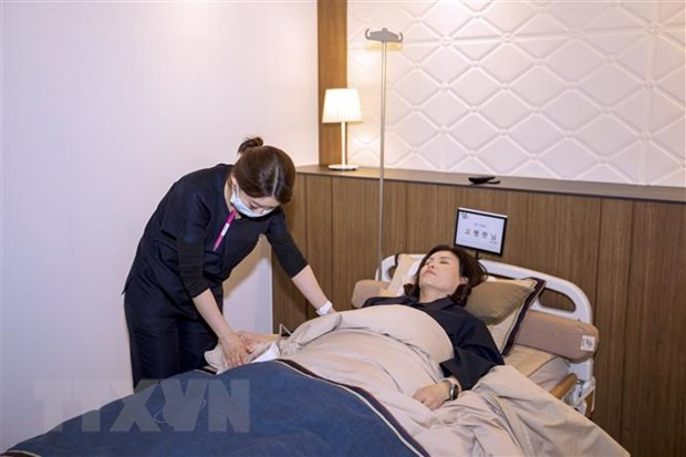 Nhân viên y tế của EHL BIO chăm sóc bệnh nhân điều trị bệnh suy thận và thận mãn tính bằng liệu pháp tế bào gốc từ nước tiểu. Ảnh: Anh Nguyên/TTXVN Nhân viên y tế của EHL BIO chăm sóc bệnh nhân điều trị bệnh suy thận và thận mãn tính bằng liệu pháp tế bào gốc từ nước tiểu. Ảnh: Anh Nguyên/TTXVN