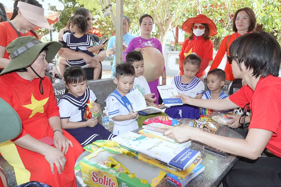 Đại biểu đoàn công tác số 4 tặng sách, truyện, bánh kẹo cho các em nhỏ ở đảo Trường Sa lớn. Ảnh: Nguyễn Minh