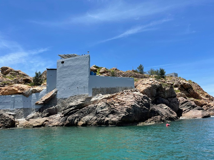 Cận cảnh đại công trình xây dựng trái phép trên đảo giáp ranh Bình Định – Phú Yên - Ảnh 4. Sau 5 năm xây dựng, công trình nhà yến đồ sộ nằm trên đảo Hòn Rớ đã bị các cơ quan chức năng vào cuộc xử lý