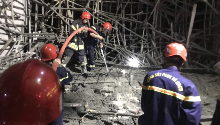 Lực lượng Cảnh sát PCCC và CNCH Công an Đà Nẵng nỗ lực tìm kiếm, đưa nạn nhân ra ngoài.