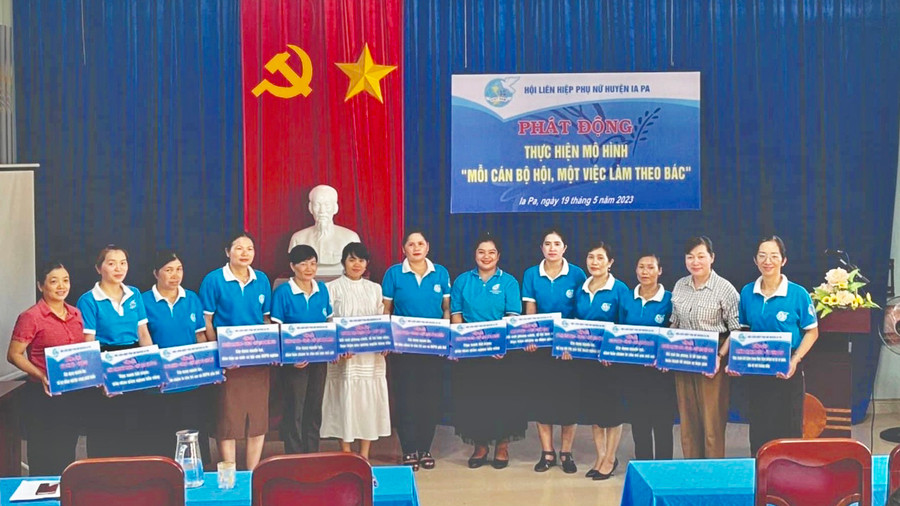 Đại diện Hội phụ nữ các xã đăng ký mô hình tại buổi phát động. Ảnh: Mai Linh