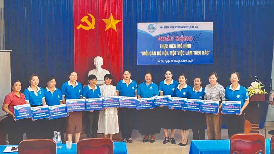 Đại diện Hội phụ nữ các xã đăng ký mô hình tại buổi phát động. Ảnh: Mai Linh