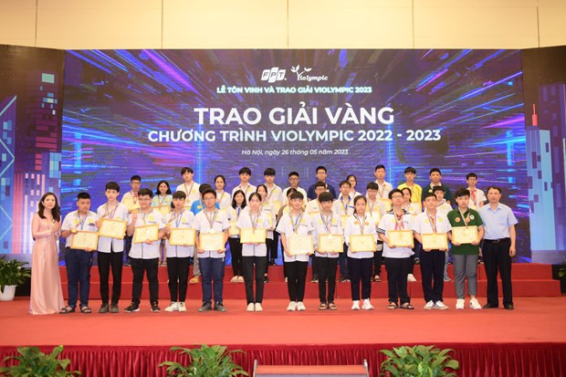 Ban tổ chức trao giải cho các học sinh. Ảnh: PV/Vietnam+