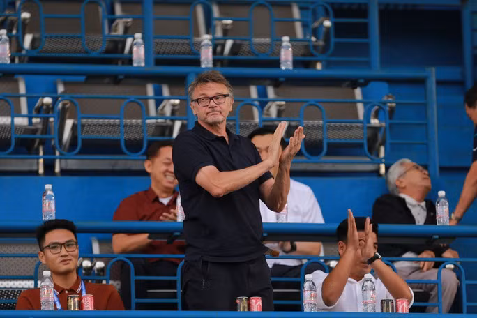 HLV Troussier trên khán đài sân Gò Đậu