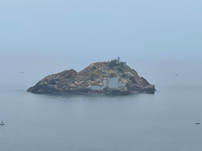 Cận cảnh đại công trình xây dựng trái phép trên đảo giáp ranh Bình Định – Phú Yên - Ảnh 2. Đảo Hòn Rớ nhìn từ xa