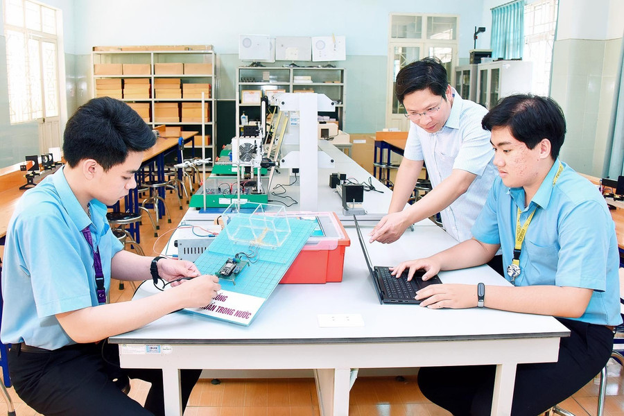 Thầy trò Trường THPT chuyên Hùng Vương cùng nhau nghiên cứu khoa học. Ảnh: Đức Thụy Thầy trò Trường THPT chuyên Hùng Vương cùng nhau nghiên cứu khoa học. Ảnh: Đức Thụy