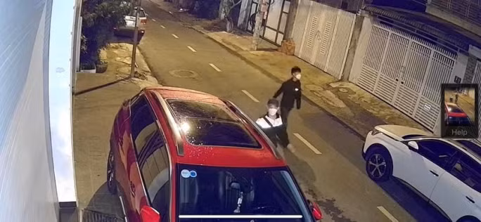 2 thanh niên cạy cửa xe con trên đường Nguyên Hồng, TP Buôn Ma Thuột