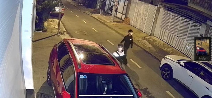 2 thanh niên cạy cửa xe con trên đường Nguyên Hồng, TP Buôn Ma Thuột