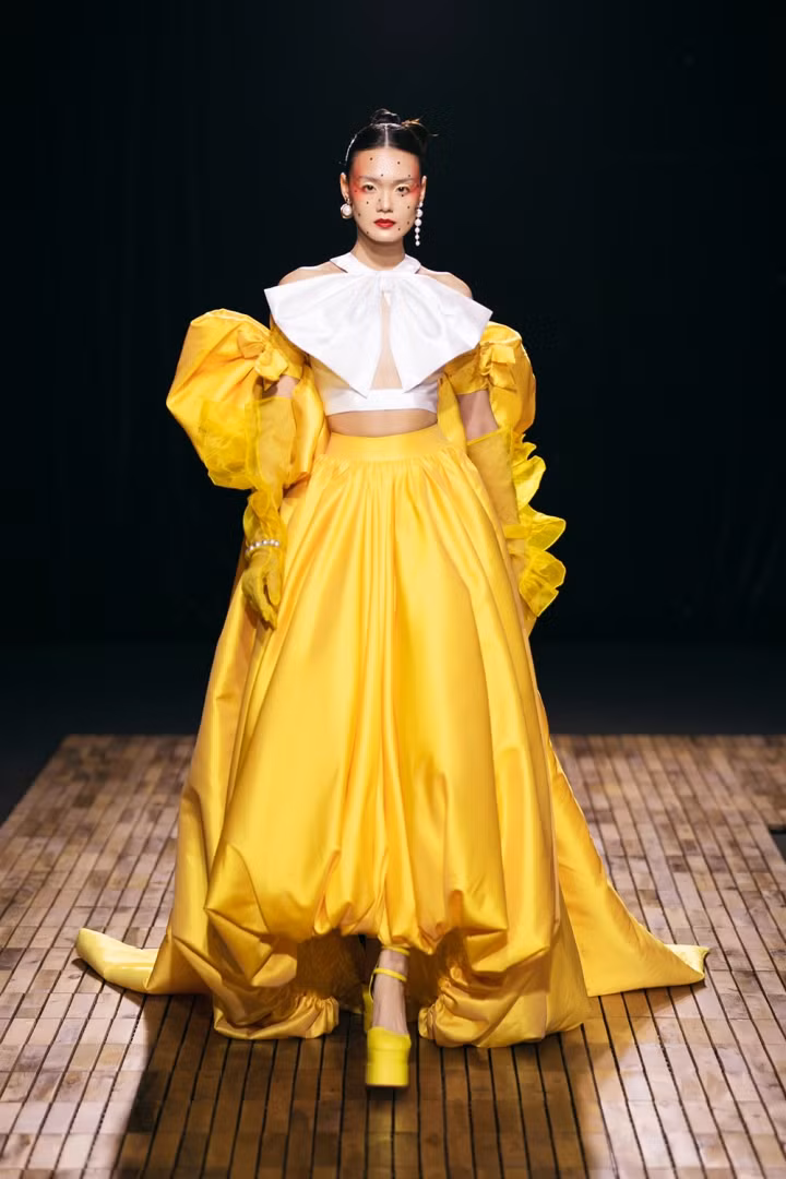 NTK Hà Linh Thư gây ấn tượng với BST lấy cảm hứng từ nghệ thuật Chèo ảnh 4