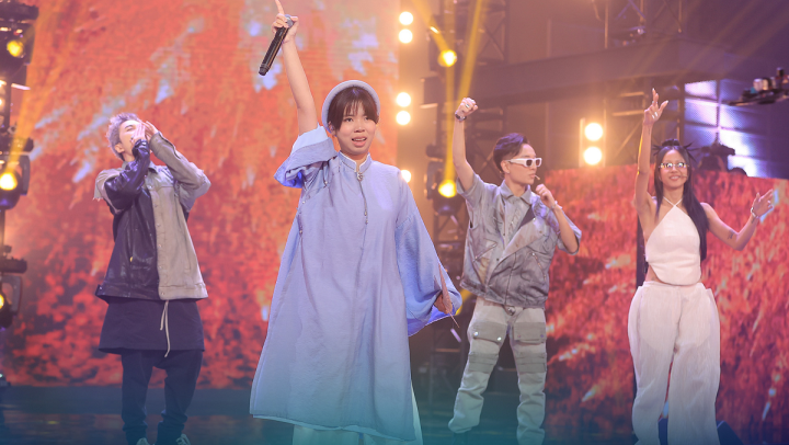 Cô gái nhỏ khiến cả trường quay bùng nổ. Cô gái nhỏ khiến cả trường quay bùng nổ.