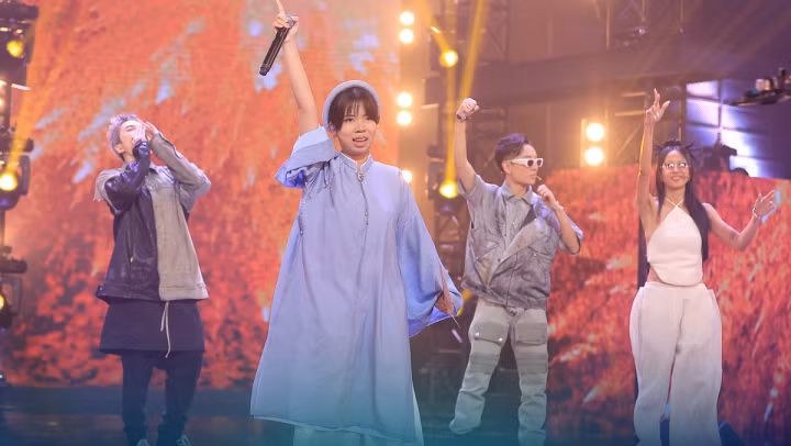 Cô gái nhỏ khiến cả trường quay bùng nổ. Cô gái nhỏ khiến cả trường quay bùng nổ.