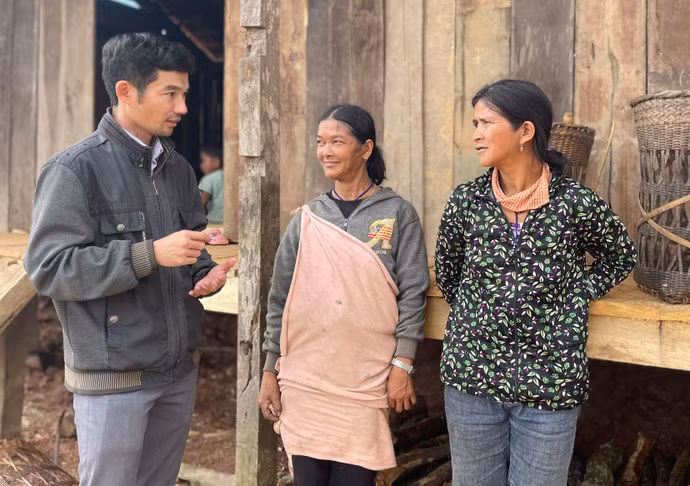 Anh Lê Văn Quang-Chủ tịch UBND xã Đak Rong (huyện Kbang) xuống làng tìm hiểu đời sống người dân. Ảnh: Minh Nguyễn