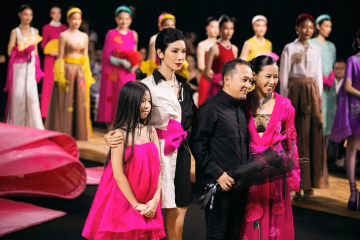 NTK Hà Linh Thư gây ấn tượng với BST lấy cảm hứng từ nghệ thuật Chèo ảnh 11