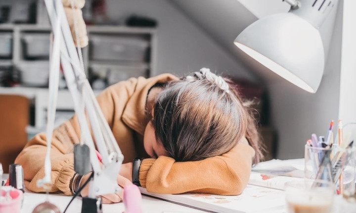 Việc phụ huynh chê nhiều hơn khen rất dễ mang lại áp lực cho trẻ. Việc phụ huynh chê nhiều hơn khen rất dễ mang lại áp lực cho trẻ.