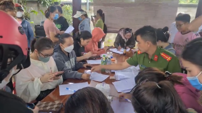 Bàng hoàng vụ vỡ hụi gần 50 tỉ đồng tại Đồng Nai - Ảnh 1. Rất đông người dân tới đòi tiền sau vụ bể hụi, phía Công an huyện Thống Nhất đang tiếp nhận, xác minh làm rõ.