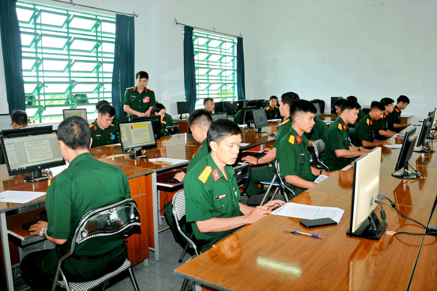 Các thí sinh thực hiện phần thi soạn bài giảng tại Hội thi cán bộ giảng dạy chính trị của Binh đoàn 15. Ảnh: Vĩnh Hoàng