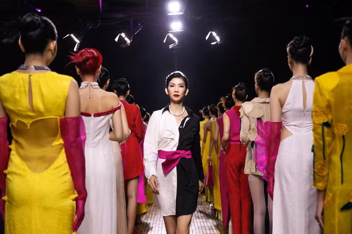 NTK Hà Linh Thư gây ấn tượng với BST lấy cảm hứng từ nghệ thuật Chèo ảnh 3