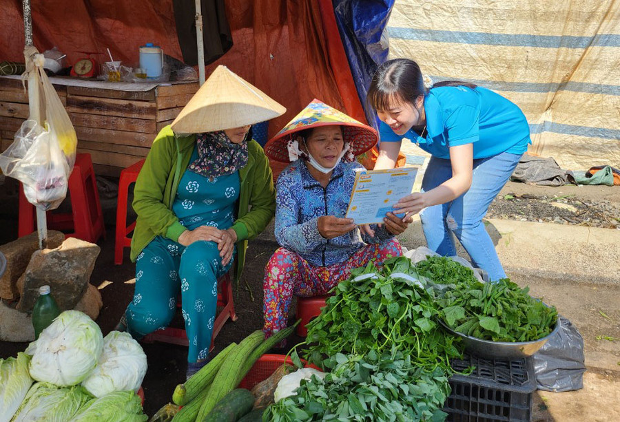 Nhân viên BHXH Gia Lai tuyên truyền, vận động các tiểu thương chợ Thắng Lợi, TP. Pleiku tham gia BHXH, BHYT (ảnh BHXH Gia Lai cung cấp). Nhân viên BHXH Gia Lai tuyên truyền, vận động các tiểu thương chợ Thắng Lợi, TP. Pleiku tham gia BHXH, BHYT (ảnh BHXH Gia Lai cung cấp).