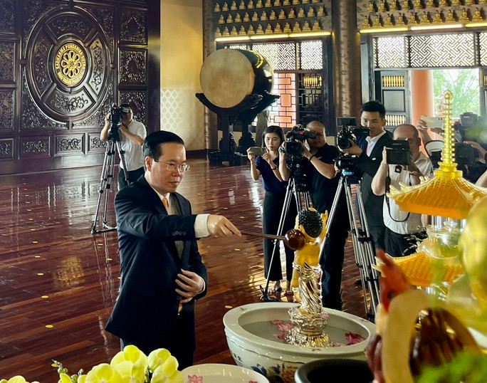 Chủ tịch nước Võ Văn Thưởng chúc mừng Đại Lễ Phật đản - Ảnh 3. Chủ tịch nước Võ Văn Thưởng thực hiện nghi thức tắm Phật