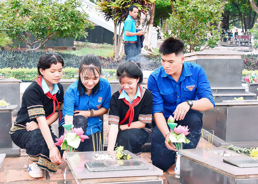 Đoàn viên, thanh niên thành kính thắp hương trước các phần mộ liệt sĩ. Ảnh: Đức Thụy Đoàn viên, thanh niên thành kính thắp hương trước các phần mộ liệt sĩ. Ảnh: Đức Thụy