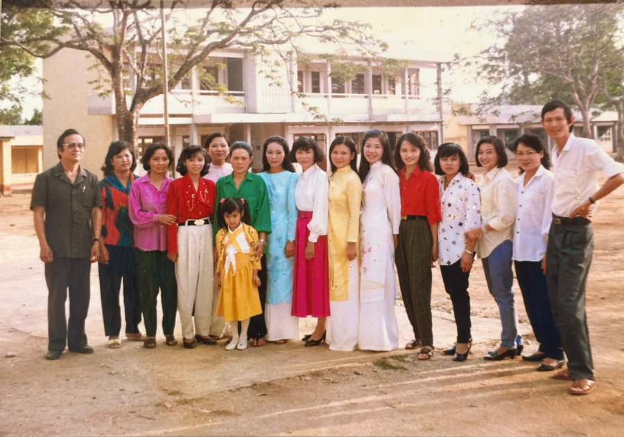 Những cán bộ, giáo viên, nhân viên đầu tiên của Trường Phổ thông chuyên tỉnh năm 1993 (ảnh đơn vị cung cấp). Những cán bộ, giáo viên, nhân viên đầu tiên của Trường Phổ thông chuyên tỉnh năm 1993 (ảnh đơn vị cung cấp).