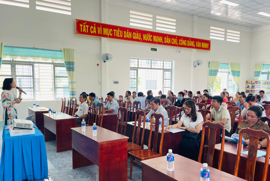 Sở Công thương phối hợp với Trường Cao đẳng Kinh tế-Kỹ thuật thương mại tổ chức tập huấn phát triển nguồn nhân lực ngành thương mại tại vùng đồng bào dân tộc thiểu số và miền núi. Ảnh: Vũ Thảo Sở Công thương phối hợp với Trường Cao đẳng Kinh tế-Kỹ thuật thương mại tổ chức tập huấn phát triển nguồn nhân lực ngành thương mại tại vùng đồng bào dân tộc thiểu số và miền núi. Ảnh: Vũ Thảo