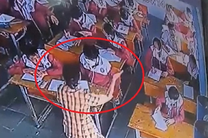 Nữ giáo viên tát vào mặt học sinh trong giờ kiểm tra. Ảnh cắt từ clip Nữ giáo viên tát vào mặt học sinh trong giờ kiểm tra. Ảnh cắt từ clip