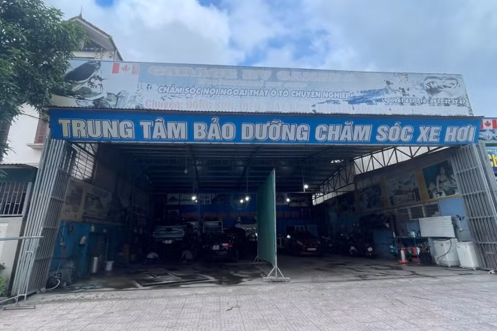 Gara ô tô BV Canada. Ảnh: Thiện Lương