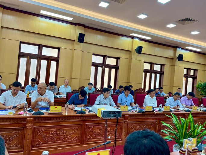 Gỡ vướng để đẩy nhanh tiến độ cao tốc Quảng Ngãi – Hoài Nhơn - Ảnh 3. Quang cảnh họp xử lý hàng loạt vấn đề GPMB, bãi thải cao tốc đoạn qua tỉnh Quảng Ngãi