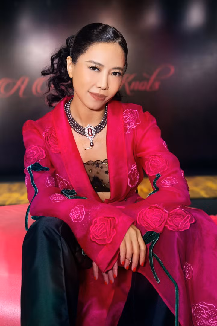 NTK Hà Linh Thư gây ấn tượng với BST lấy cảm hứng từ nghệ thuật Chèo ảnh 2