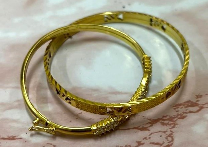 Bắt nam thanh niên cướp tiệm vàng sau 12 giờ lẩn trốn - Ảnh 1. Hai chiếc vòng vàng bị T. giật đã được thu hồi.