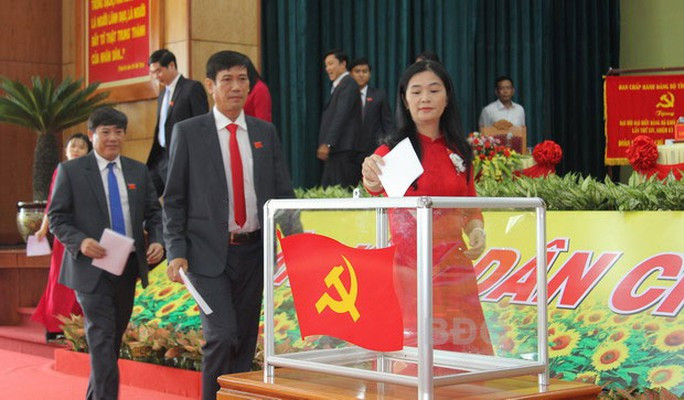 Bà Nguyễn Đặng Thị Thu Hòa (đang bỏ phiếu), Bí thư Đảng ủy Khối các cơ quan tỉnh Bình Định, được điều động giữ chức Bí thư Huyện ủy Hoài Ân.