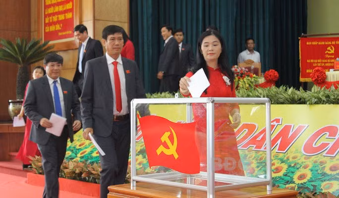 Bà Nguyễn Đặng Thị Thu Hòa (đang bỏ phiếu), Bí thư Đảng ủy Khối các cơ quan tỉnh Bình Định, được điều động giữ chức Bí thư Huyện ủy Hoài Ân.