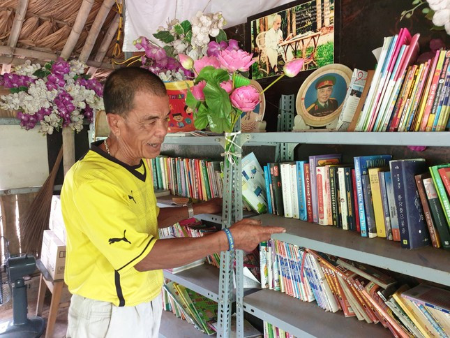 Một góc thư viện miễn phí của ông Được tại bãi giữa sông Hồng 'Bố già' xóm chân cầu ảnh 1