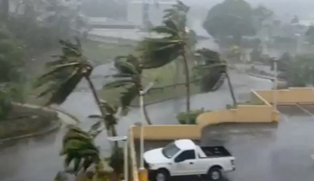 Bão Mawar đổ bộ vào đảo Guam. Ảnh: AP