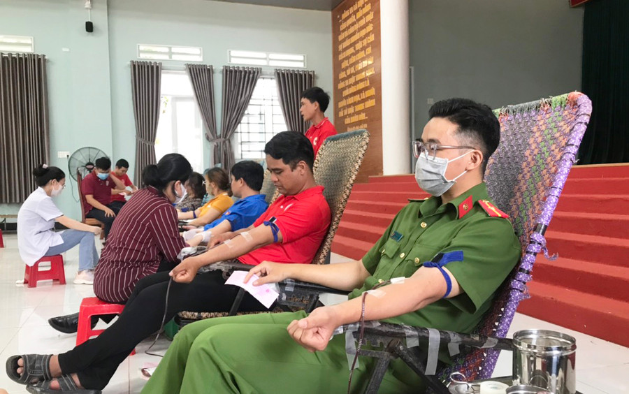 Đông đảo cán bộ, người dân huyện Chư Sê tham gia HMTN đợt 1-2023. Ảnh: Hồng Ngọc Đông đảo cán bộ, người dân huyện Chư Sê tham gia HMTN đợt 1-2023. Ảnh: Hồng Ngọc