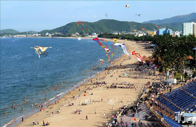 Bãi biển Nha Trang - Khánh Hòa trong ngày hội thả diều nghệ thuật tại Festival biển Nha Trang. Ảnh tư liệu: Thanh Hà/TTXVN Bãi biển Nha Trang - Khánh Hòa trong ngày hội thả diều nghệ thuật tại Festival biển Nha Trang. Ảnh tư liệu: Thanh Hà/TTXVN